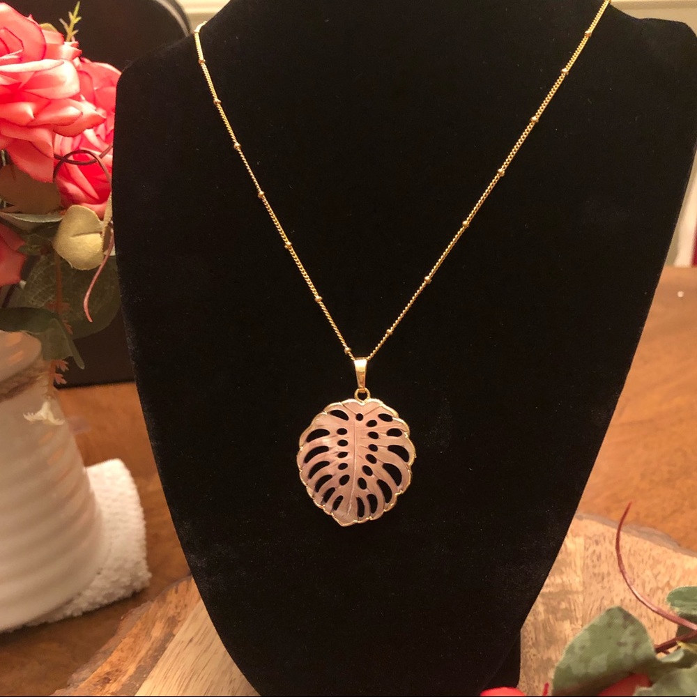 🍂Carved Leaf Shell Necklace🍂